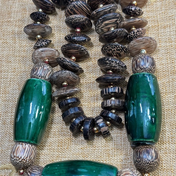 Huge safari look necklace with wood and three intriguing hunter green pieces - Picture 8 of 16